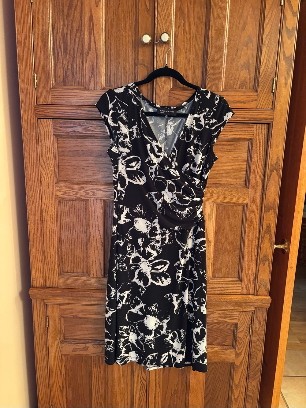 Jones New York Black & White Floral Wrap-Style Midi Dress